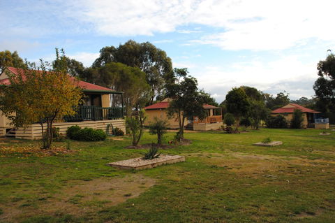 Lakes Entrance Country Cottages - Accommodation Port Macquarie 0