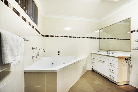 Absolute Beachfront Smugglers On The Beach - Accommodation Port Macquarie 4