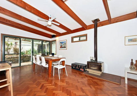 Sea Sand And Scrub Holiday House - Accommodation Port Macquarie 5