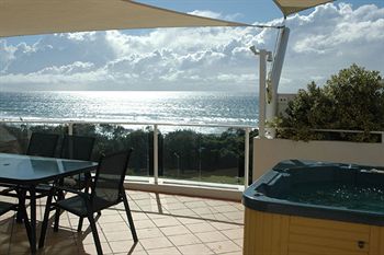 Santorini Twin Waters - Accommodation Port Macquarie 7