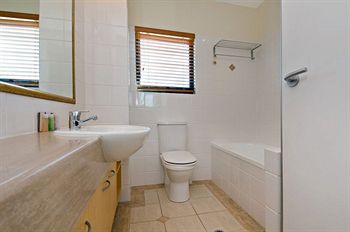 Santorini Twin Waters - Accommodation Port Macquarie 15