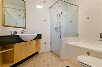 Santorini Twin Waters - Accommodation Port Macquarie 16