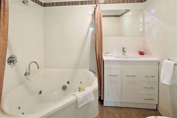 Holly Lodge - Accommodation Port Macquarie 13