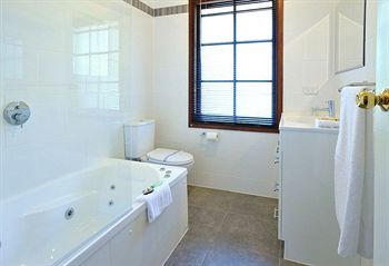 Holly Lodge - Accommodation Port Macquarie 24