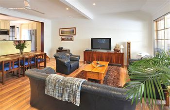 Holly Lodge - Accommodation Port Macquarie 28