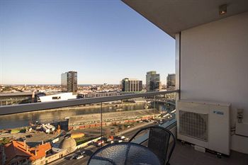 Melbourne Holiday Apartments At McCrae Docklands - Accommodation Port Macquarie 8