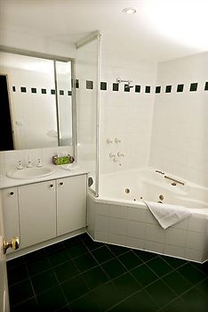 Elizabethan Lodge - Accommodation Port Macquarie 10
