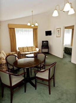 Elizabethan Lodge - Accommodation Port Macquarie 18