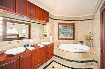 Kingfishers Manor @ Noosa - Accommodation Port Macquarie 10