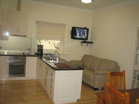 MacDonnell House (Naracoorte Cottages) - Accommodation Port Macquarie 3