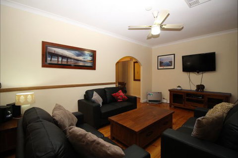 Christies Cottage For Holidays And Relocations. - Accommodation Port Macquarie 2