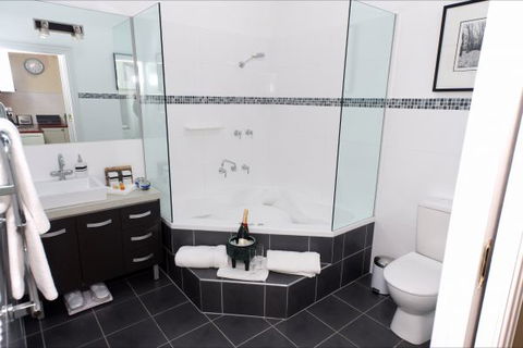 Mirkwood Forest Self-Contained Spa Cottages - Accommodation Port Macquarie 9