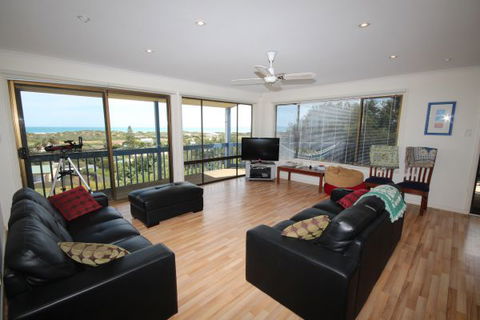 LJ Hooker Goolwa Holiday Rentals - 39 Bradford Road, Goolwa Beach - Accommodation Port Macquarie 0