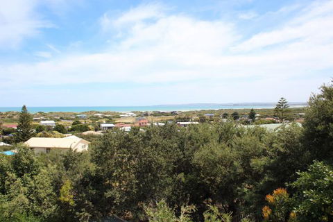 LJ Hooker Goolwa Holiday Rentals - 39 Bradford Road, Goolwa Beach - Accommodation Port Macquarie 2
