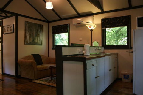 Tudor Cottages Mount Dandenong - Accommodation Port Macquarie 7