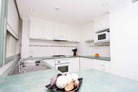 Canberra Short Term And Holiday Accommodation - Accommodation Port Macquarie 4