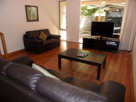 Adelaide Serviced Accommodation - Archer Townhouse - Accommodation Port Macquarie 0