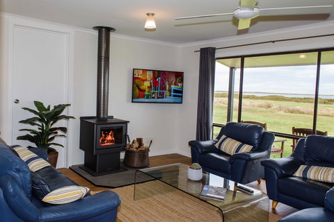 Port Albert Waterview Retreat - Accommodation Port Macquarie 2