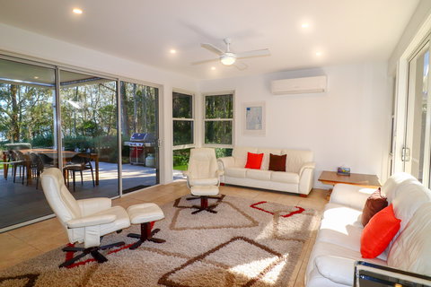 Pelican Escape 11 - Accommodation Port Macquarie 2