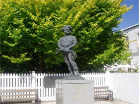 Alexander Cameron Statue - Accommodation Port Macquarie 0