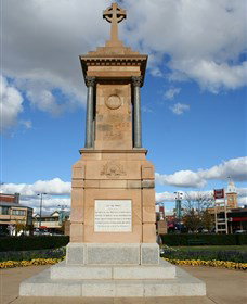 Warwick War Memorial And Gates - Accommodation Port Macquarie 1