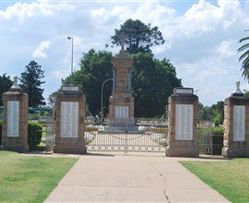 Warwick War Memorial And Gates - Accommodation Port Macquarie 0