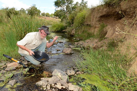 Gold Panning, Deep Creek - Accommodation Port Macquarie 0