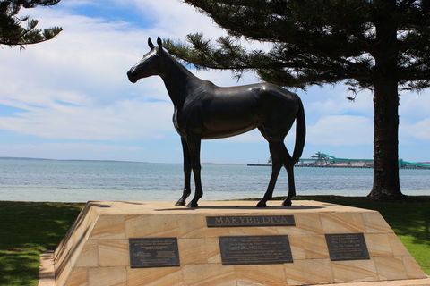 Makybe Diva Statue - Accommodation Port Macquarie 0