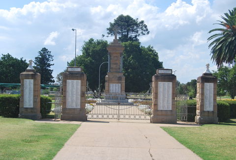 Warwick War Memorial And Gates - Accommodation Port Macquarie 0