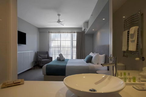 Deep Blue Hotel & Hot Springs - Accommodation Port Macquarie 1