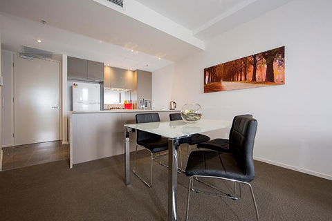 Accommodate Canberra Manhattan On The Park - Accommodation Port Macquarie 6