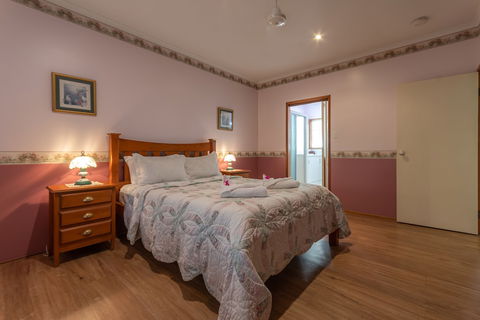 Birds 'n' Bloom Cottages - Accommodation Port Macquarie 4