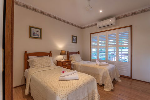 Birds 'n' Bloom Cottages - Accommodation Port Macquarie 6