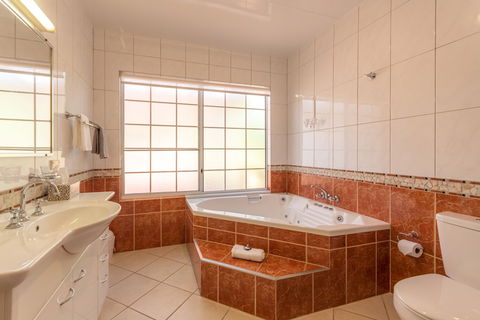 Birds 'n' Bloom Cottages - Accommodation Port Macquarie 3