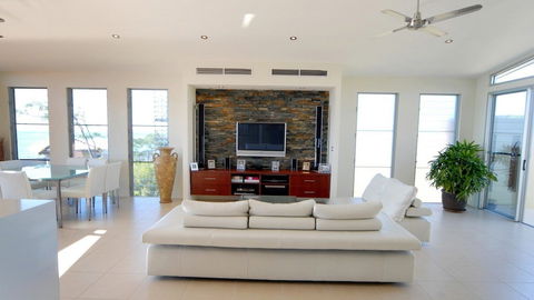 Whitsunday Views - Accommodation Port Macquarie 3