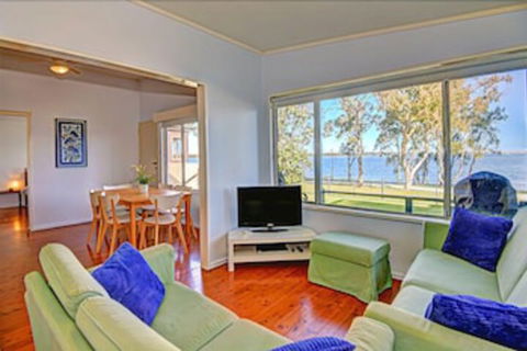 Lakes Edge Cottage - Accommodation Port Macquarie 0