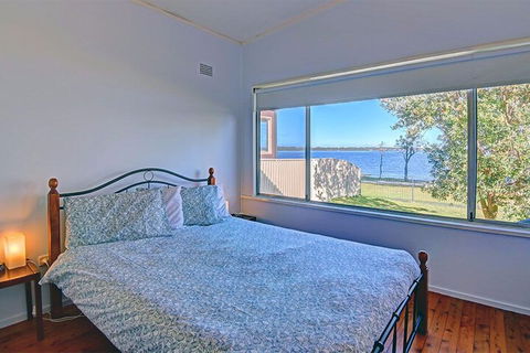 Lakes Edge Cottage - Accommodation Port Macquarie 2