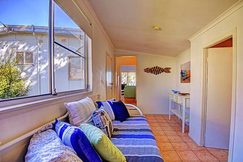 Lakes Edge Cottage - Accommodation Port Macquarie 6