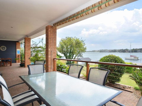 The House On The Lake At Fishing Point Lake Macquarie Honestly Put The Line In & Catch Fish - Accommodation Port Macquarie 4