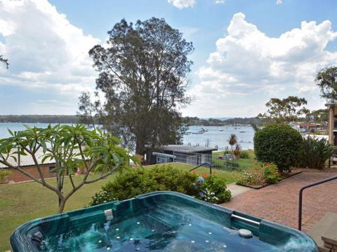 The House On The Lake At Fishing Point Lake Macquarie Honestly Put The Line In & Catch Fish - Accommodation Port Macquarie 2