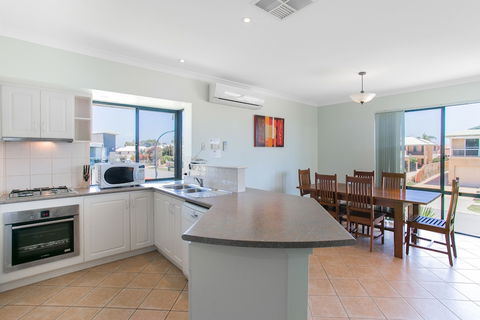 Seahaven Villas By Rockingham Apartments - Accommodation Port Macquarie 3