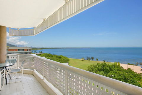 Cairns Ocean View Apartment - Accommodation Port Macquarie 6