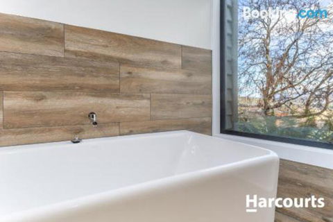 The WeareHouse In Deloraine - Accommodation Port Macquarie 6