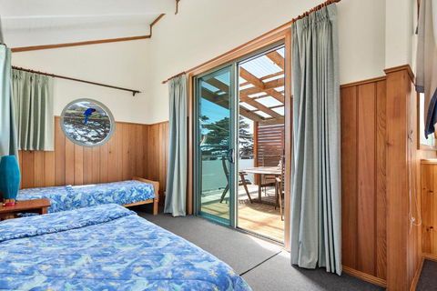 Black Dolphin Waterfront Townhouse Bay Views - Accommodation Port Macquarie 3