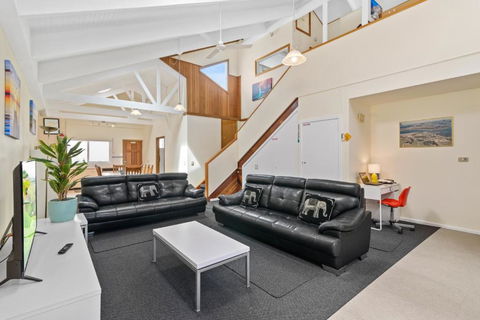 Black Dolphin Waterfront Townhouse Bay Views - Accommodation Port Macquarie 4