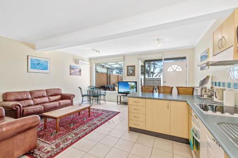Black Dolphin Waterfront Apartment - Accommodation Port Macquarie 1