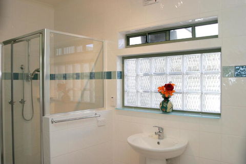 Black Dolphin Waterfront Apartment - Accommodation Port Macquarie 4