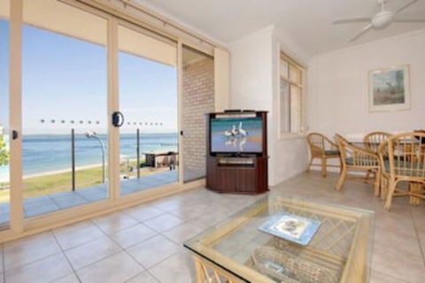 2 Bedroom Apartment Little Hut Unit 3 20 Kurrawa Close - Accommodation Port Macquarie 0