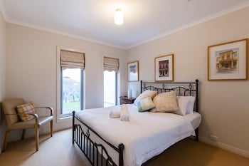 JASMINE, 2BDR Port Melbourne House - Accommodation Port Macquarie 0