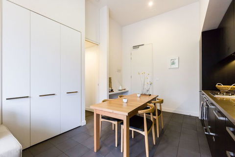 GEORGE, 1BDR North Melbourne Apartment - Accommodation Port Macquarie 2